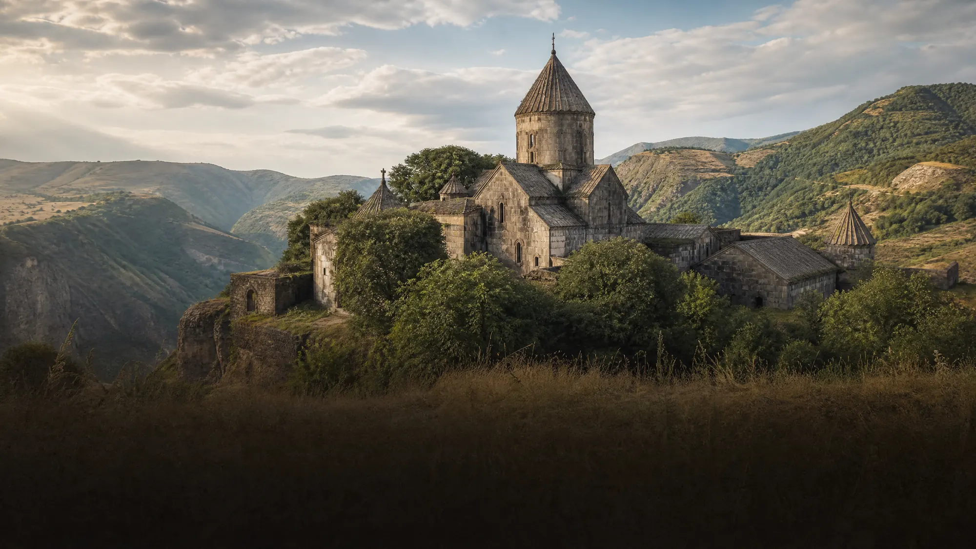 Erkunden Sie dieses armenische religiöse Zentrum aus dem 10. Jahrhundert. Erfahren Sie, wie Sie das Plateau von Eriwan oder Tiflis aus erreichen, und finden Sie die besten geführten Tagesausflüge.