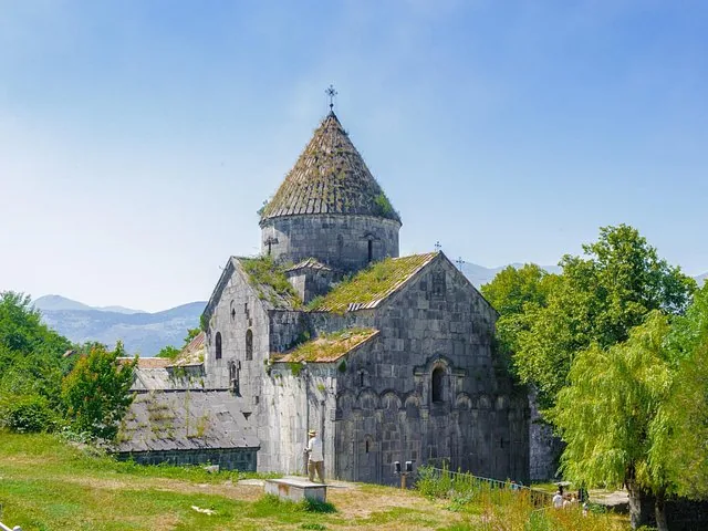 Vue pittoresque du monastère de Haghpat entouré d'un paysage verdoyant en Arménie.