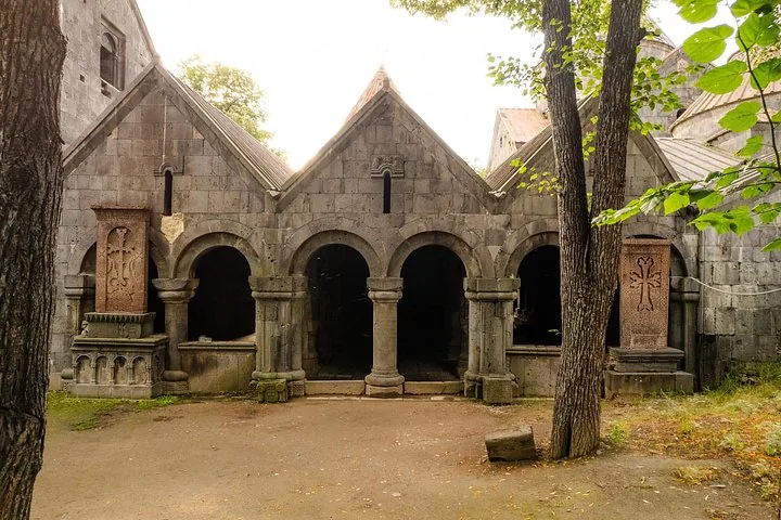 Stenen bogen en fijn bewerkte kruisstenen (khachkars) bij de ingang van het Haghpat-klooster.